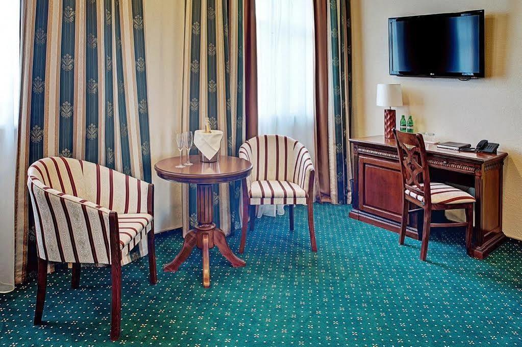 West Park Hotel Sofiivska Borshchahivka Bagian luar foto