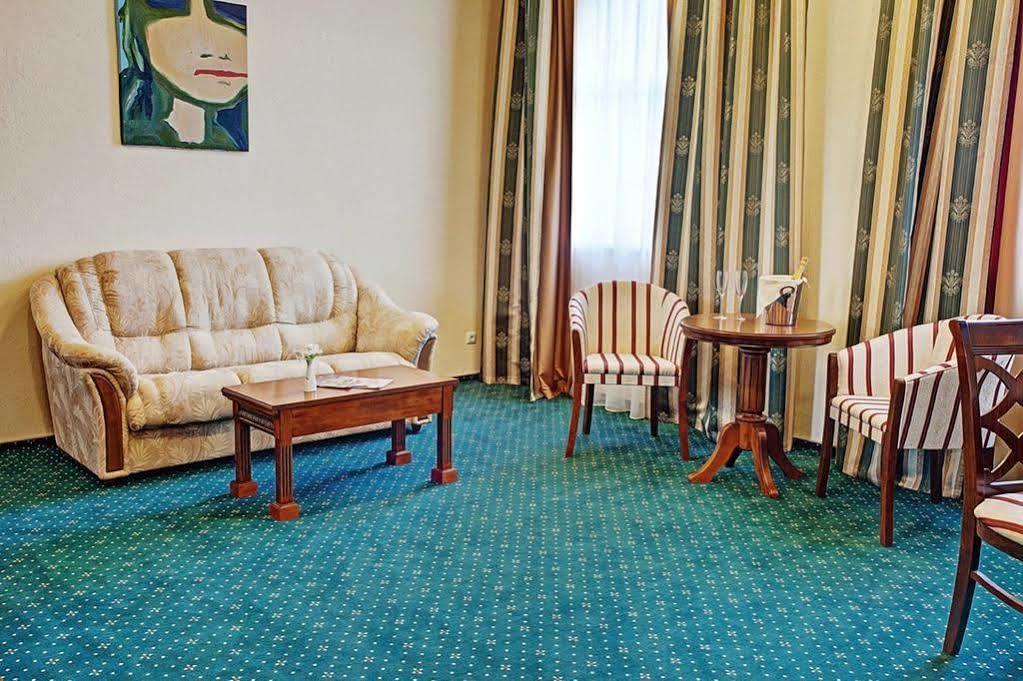 West Park Hotel Sofiivska Borshchahivka Bagian luar foto